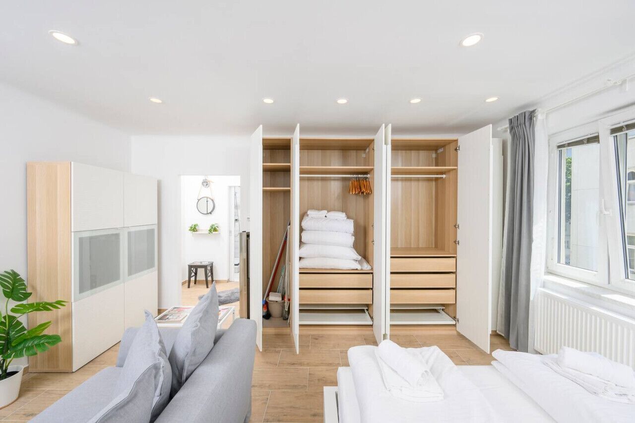 Desk, iron/ironing board, WiFi, bed sheets