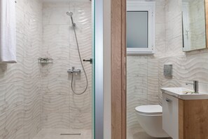 Douche, sèche-cheveux, serviettes fournies, savon