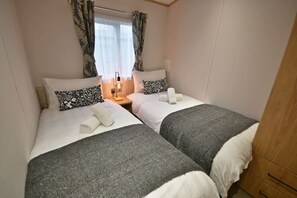 2 bedrooms, desk, iron/ironing board, WiFi