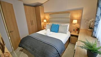 2 bedrooms, desk, iron/ironing board, WiFi