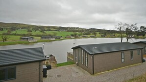 Un espace d’hébergement au bord du lac, comprenant des chalets et un quai.