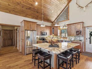 Fridge, microwave, oven, stovetop - Sugar Mtn Home-Free Ski Shuttle / Hot Tub / Peloton (Sugar Mountain)