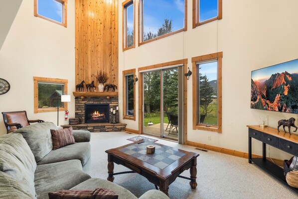 Een smart-tv en een open haard