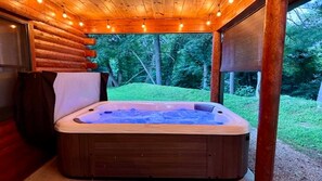Outdoor spa tub - Ecusta Trailhead Cabin (Hendersonville)