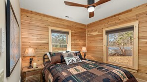 2 bedrooms, desk, iron/ironing board, travel cot - Ecusta Trailhead Cabin (Hendersonville)