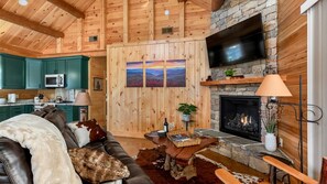 Smart TV, fireplace, books - Ecusta Trailhead Cabin (Hendersonville)