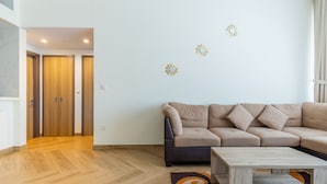 Comfort-Apartment | Wohnbereich | 50-Zoll-Smart-TV mit Kabelempfang