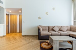 Comfort-lejlighed | Opholdsområde | 50-tommers smart-tv med kabelkanaler