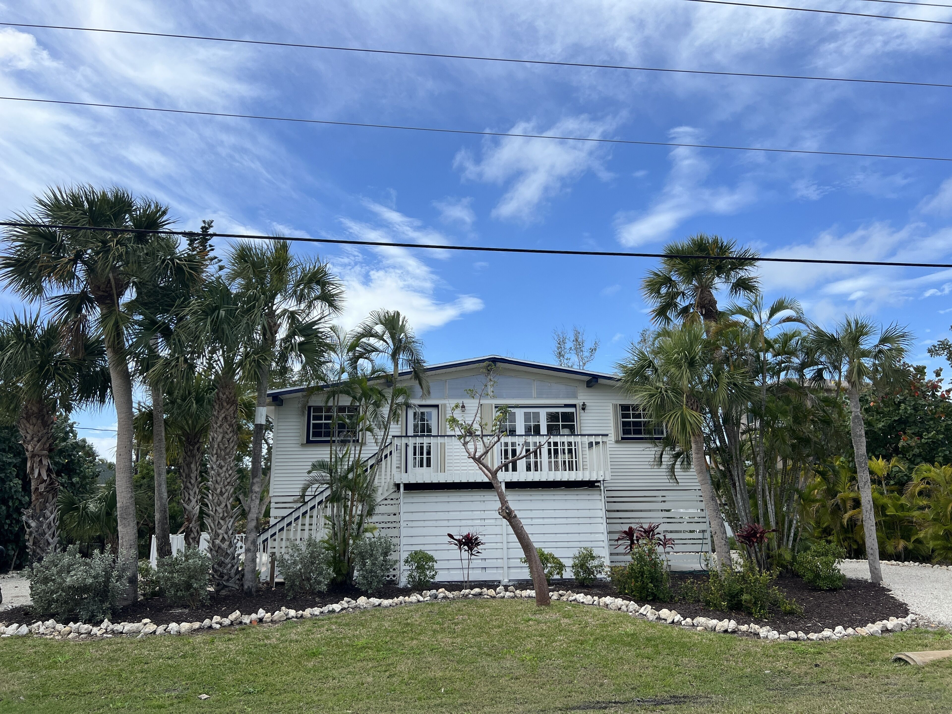 Cottontail Cottage: Charming Island Retreat with Pool & Quick Hop to Beach!