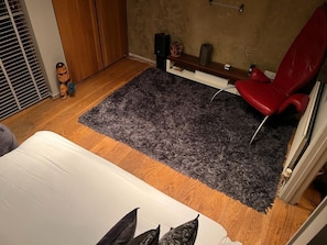 Appartement | Badkamer | Een bad/douchecombinatie, een diep bad, een haardroger, handdoeken