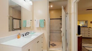Shower, hair dryer, towels - Legacy Green 3 bedrooms, 2.5 bathrooms, 3 hole putting green (Jekyll Island)