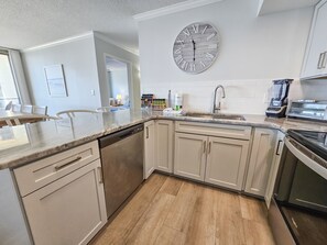 Condo, 2 quartos | Cozinha privada | Geladeira, fogão, cafeteira/chaleira, torradeira