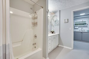 Apartment (1 Bedroom) | Interior - Missouri Couple's Retreat: 'shouse' w/ Patio, Yard (Nixa)