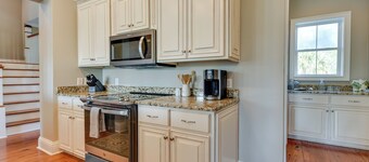 St Marys Townhome w/ Community Hot Tub & Boat Dock