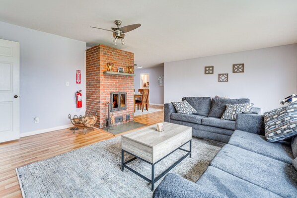 TV, books - Cozy Fair Haven Home With Mountain Views! (Fair Haven)
