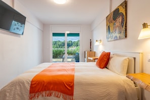 Luxury Apartment | 2 bedrooms, blackout curtains, iron/ironing board, free WiFi