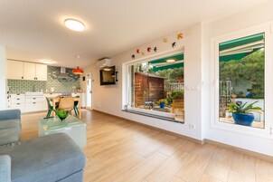 Apartamento de lujo | Zona de estar | Una Smart TV