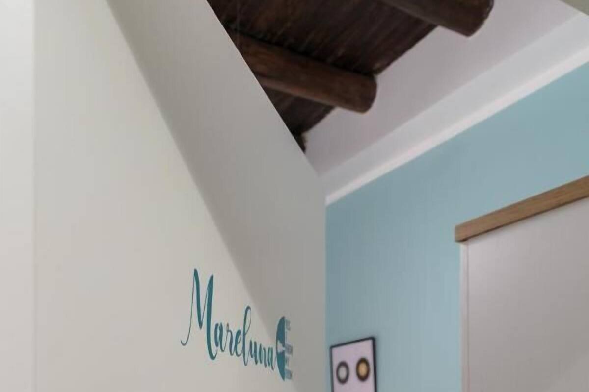 Ein Schlafzimmer mit einem Bett, einer Tür und einer Wand mit einem Namen und einem Zitat.