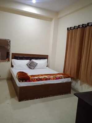 9 bedrooms, WiFi, bed sheets