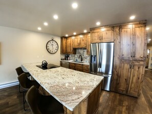 雪櫃、微波爐、焗爐、爐具