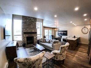 Smart TV, fireplace