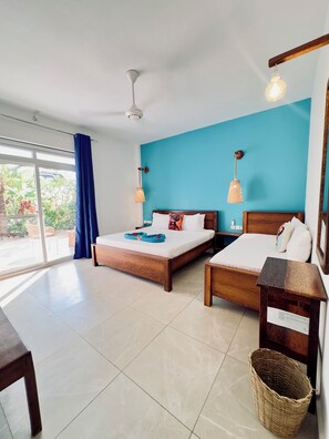 Quarto triplo standard, várias camas | Cofres nos quartos, escrivaninha, Wi-Fi de cortesia, roupa de cama