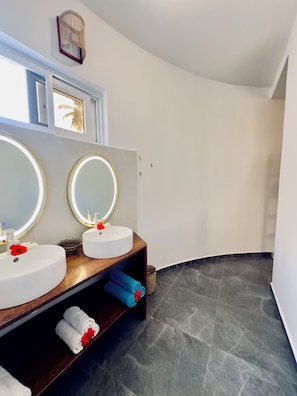 Deluxe Triple Room, Garden View | Bathroom