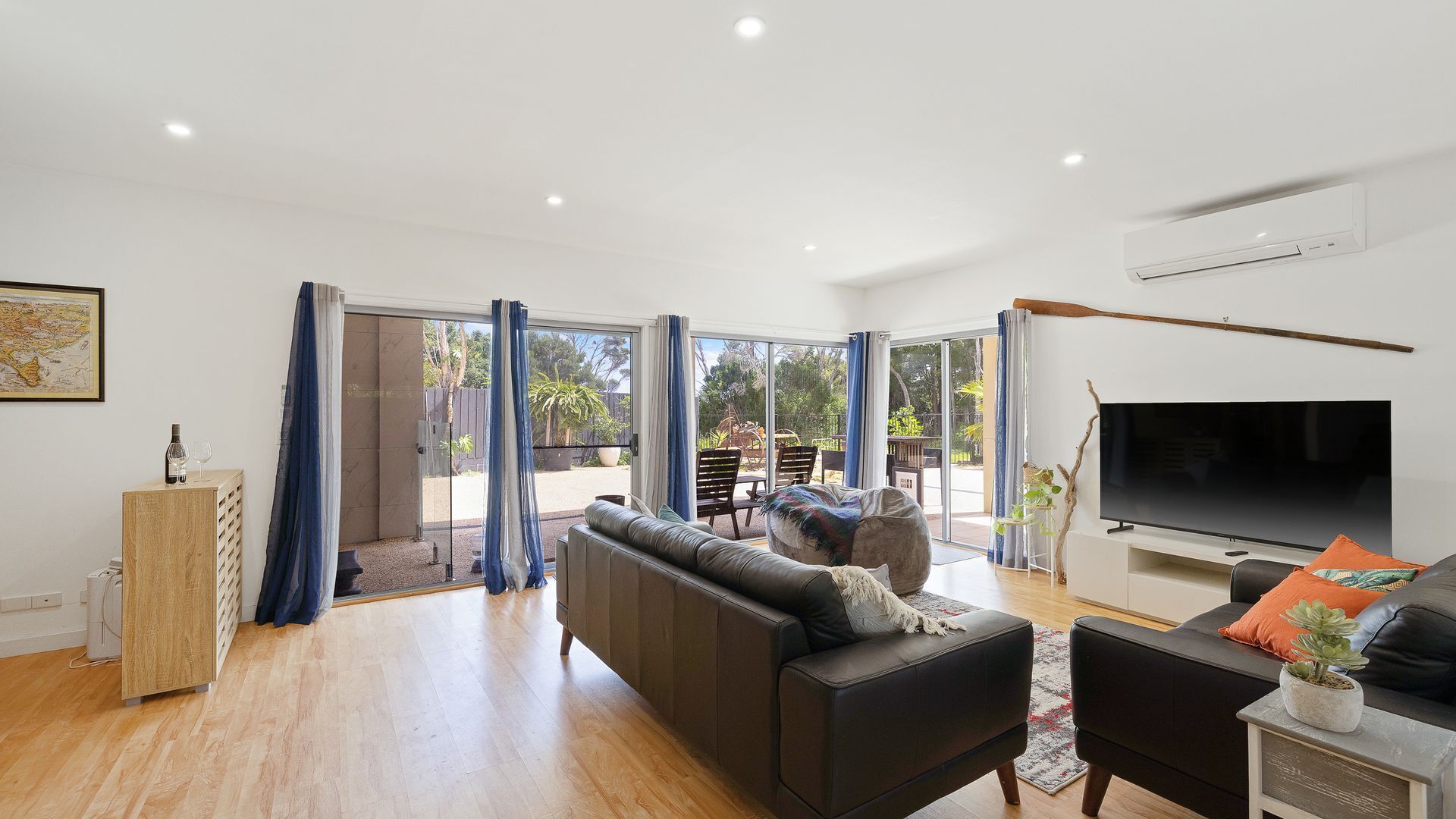 Fernseher, Kamin, Bücher