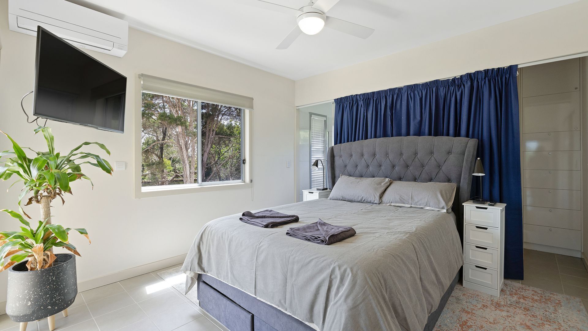 4 bedrooms, iron/ironing board, travel cot, Internet