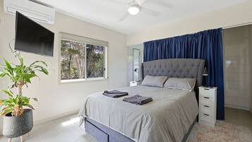 4 bedrooms, iron/ironing board, travel cot, Internet