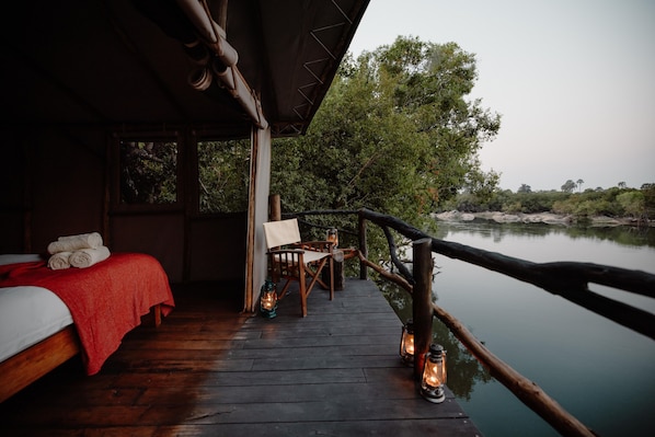 Deluxe-Chalet, 1 Queen-Bett, Veranda, Flussblick | Terrasse/Patio