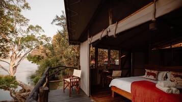Deluxe chalet, 1 queensize bed, veranda, uitzicht op rivier | 1 slaapkamer, lakens van Egyptisch katoen, luxe beddengoed, een bureau