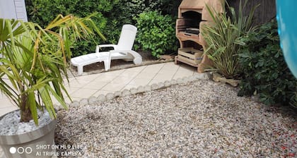 Pavillon à 100 Mètres de la Plage Avec Piscine