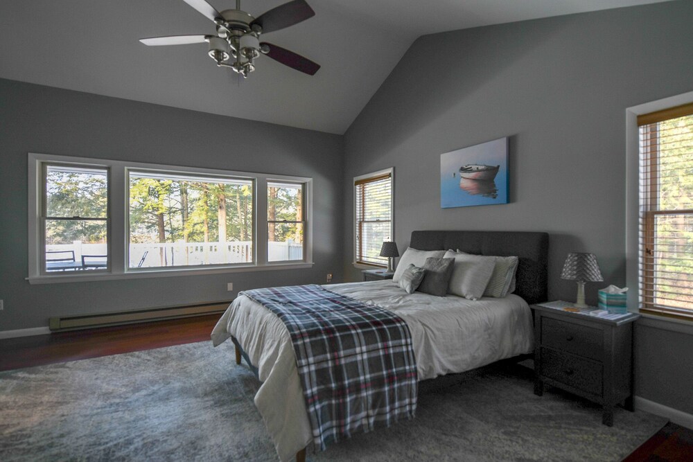 Petfriendly! Modern and spacious 3bedroom home on the Pleasant River. Windham Vrbo