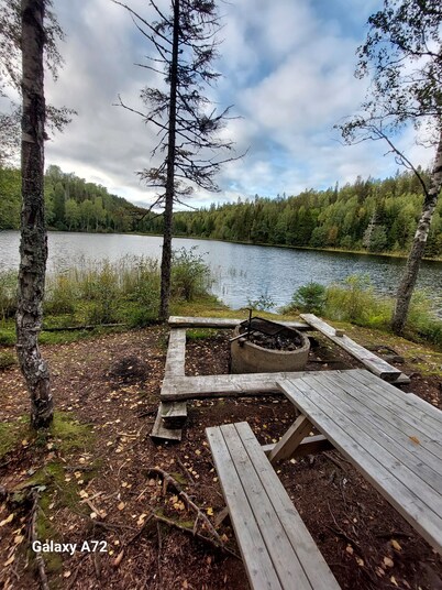Rotes Holzhaus am See