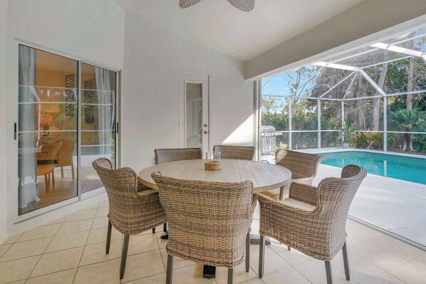 Outdoor dining - Live Like a Local: Charming Pool Home in Berkshire Lakes (Naples)