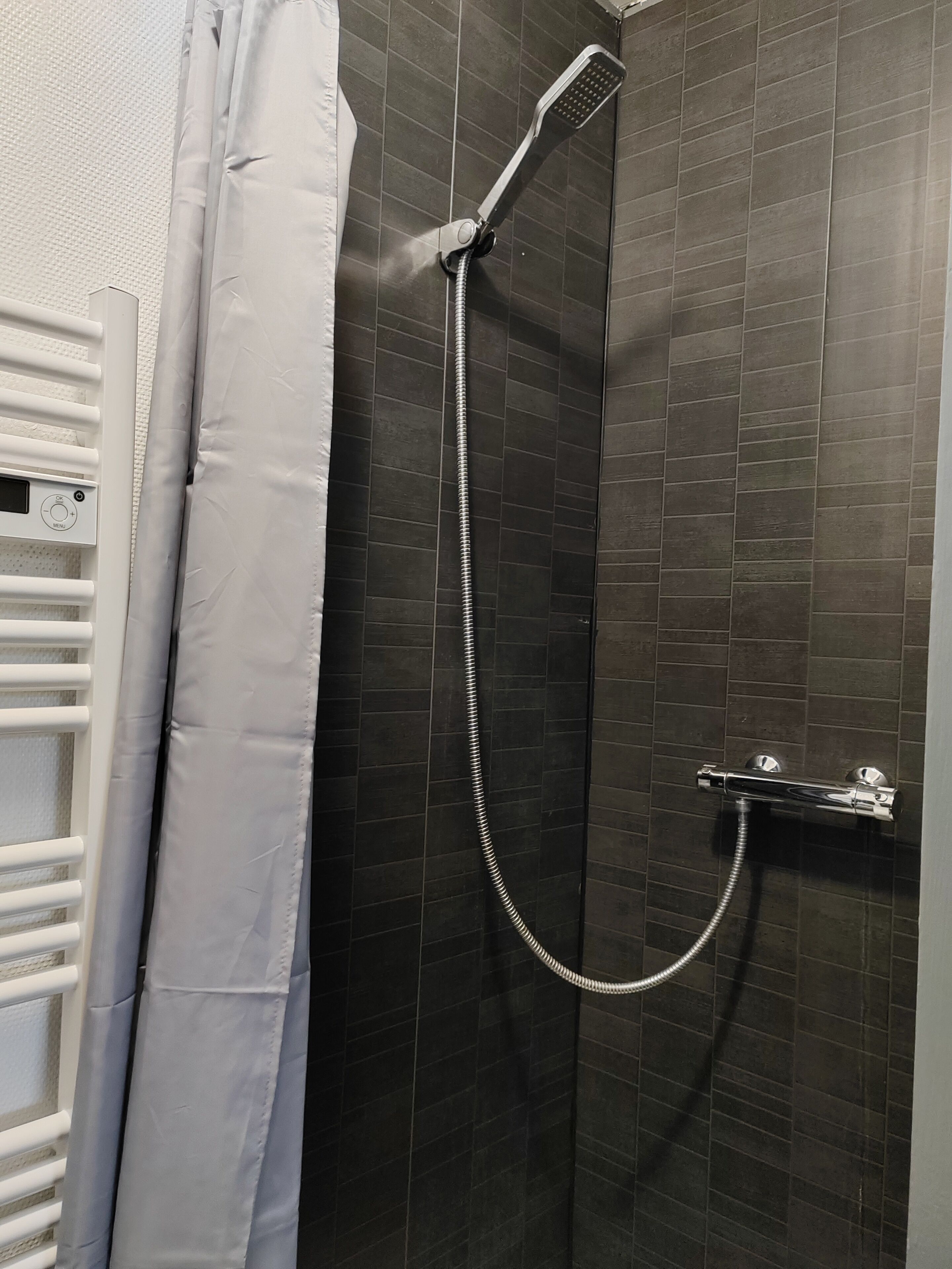 Douche, serviettes fournies, papier toilette