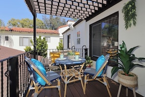 Outdoor dining - Splendorous Style 2B1B Home Near Disneyland (Santa Ana)