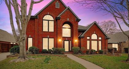 DFW Getaway - 4 Bedrooms, Pool Oasis, Media Room