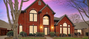DFW Getaway - 4 Bedrooms, Pool Oasis, Media Room