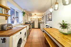 冷蔵庫、電子レンジ、オーブン、コンロ