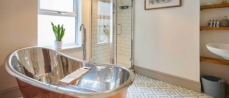 Regadera, secadora de cabello, toallas, jabón