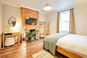 3 bedrooms, iron/ironing board, bed sheets