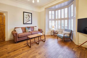 テレビ、暖炉、書斎 / ワークスペース