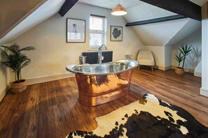 Douche, séchoir à cheveux, serviettes fournies, shampooing