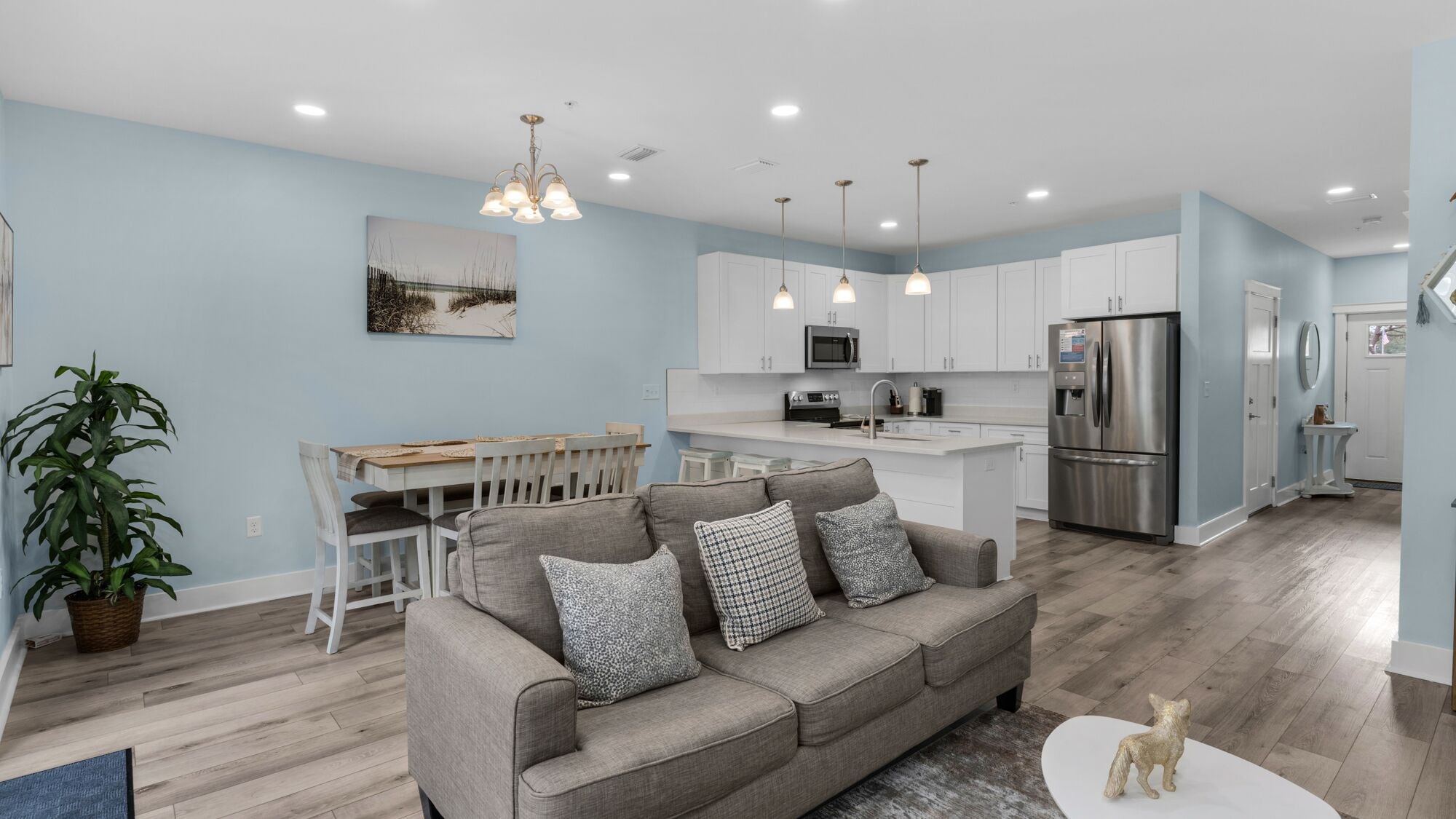 Coastal Haven: 3BR Sky Height Home /Beach Access/Spacious Deck/Zoo Across