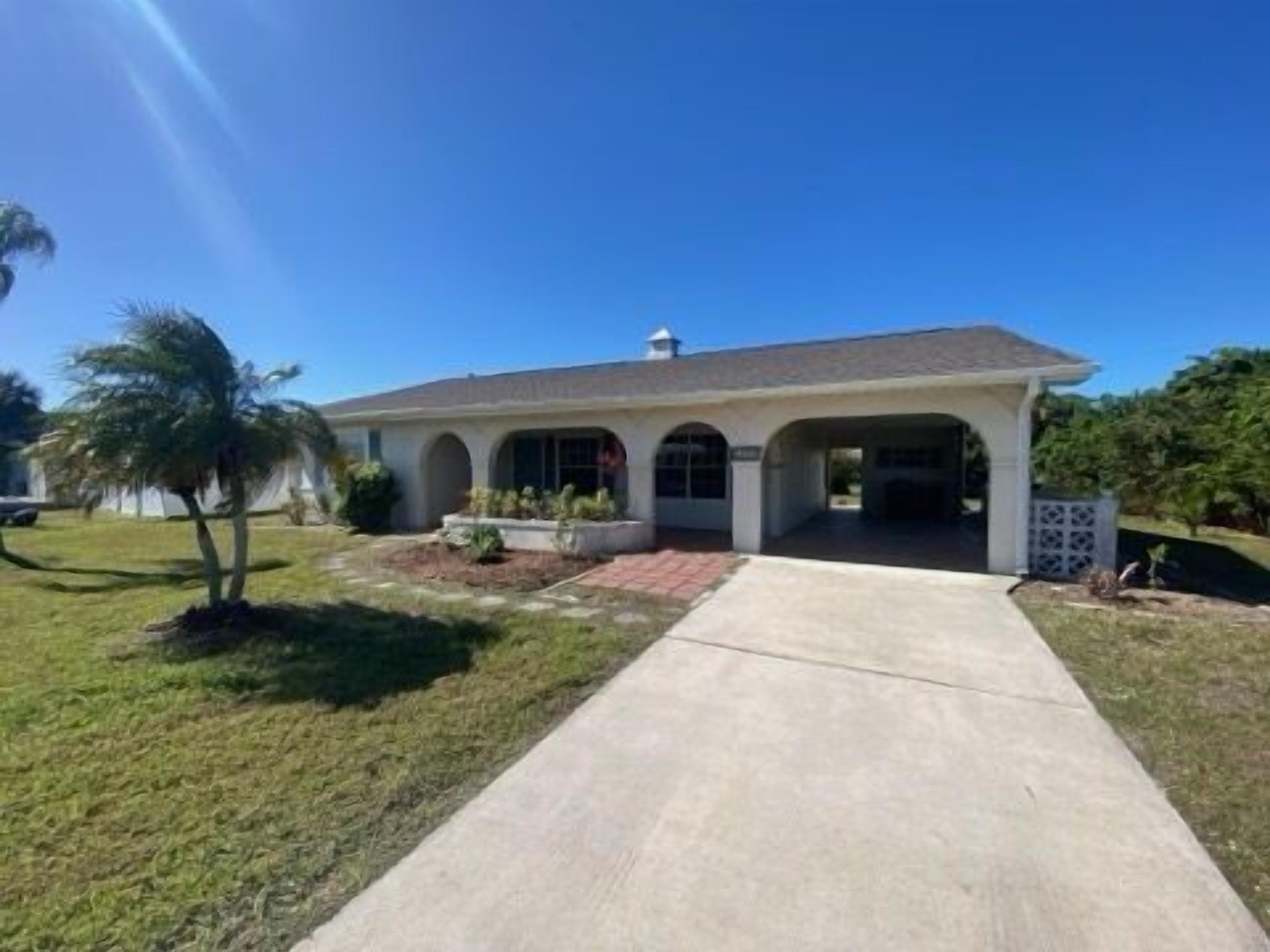 Mimosa Manor is Close to white sandy Beaches and parks, FREE Wi-Fi