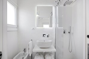 Douche, sèche-cheveux, bidet, serviettes fournies