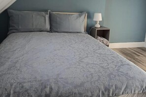 2 bedrooms, iron/ironing board, free WiFi, bed sheets - 2 Bedroom Apt - Stunning Views, Balcony, Parking (Edinburgh)