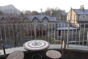 Outdoor dining - 2 Bedroom Apt - Stunning Views, Balcony, Parking (Edinburgh)